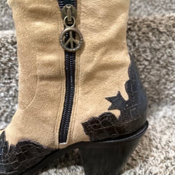 Beautiful pair of Donald J Pliner Boots size 8 - Picture 3 of 12